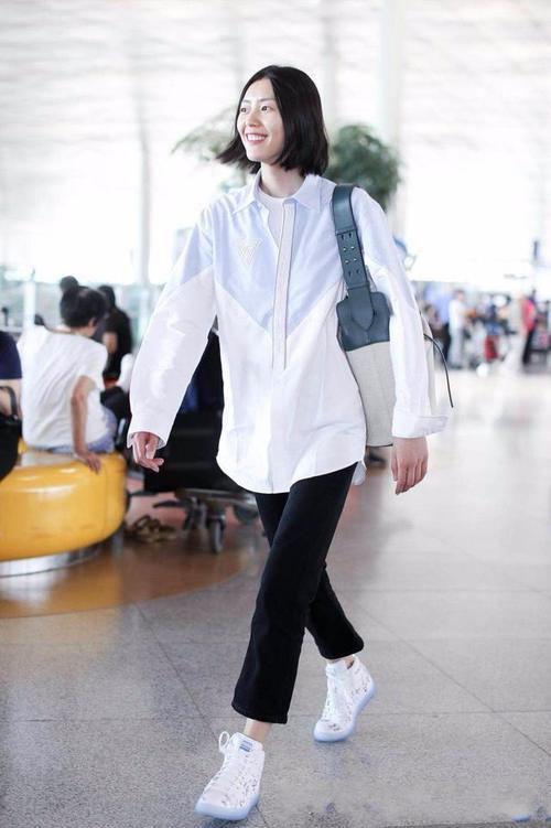 刘雯素颜被拍，网友：这和化妆没差别啊！