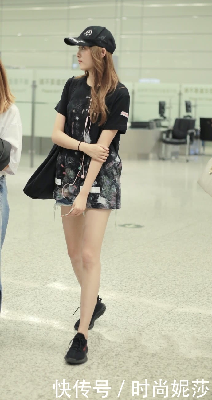 21岁关晓彤穿格子短裙现身,大长腿藏不住,172的身高没白长