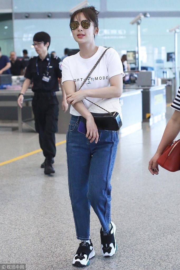 杨紫扎减龄丸子头俏皮可爱      牛仔裤配白T清爽简约似学生妹