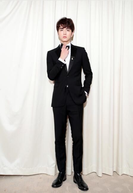 王鹤棣梁靖康吴希泽亮相ELLE时尚大典 造型养眼尽展时尚品味