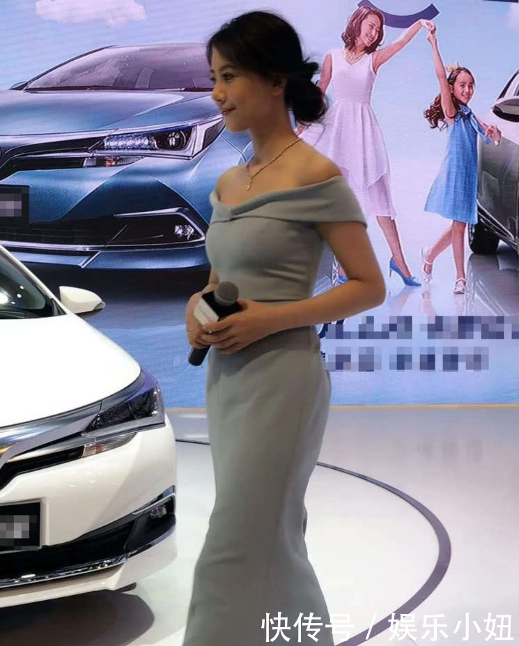 高圆圆穿露肩长裙亮相，头发随便扎都能这么美，气质真的很重要！