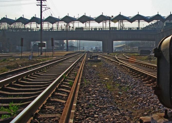  不锈钢■火车铁轨常常锈迹斑斑，那为什么还采用钢铁，而不用不