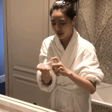 被誉为最美高级脸的钟楚曦，直播卸妆洗脸!