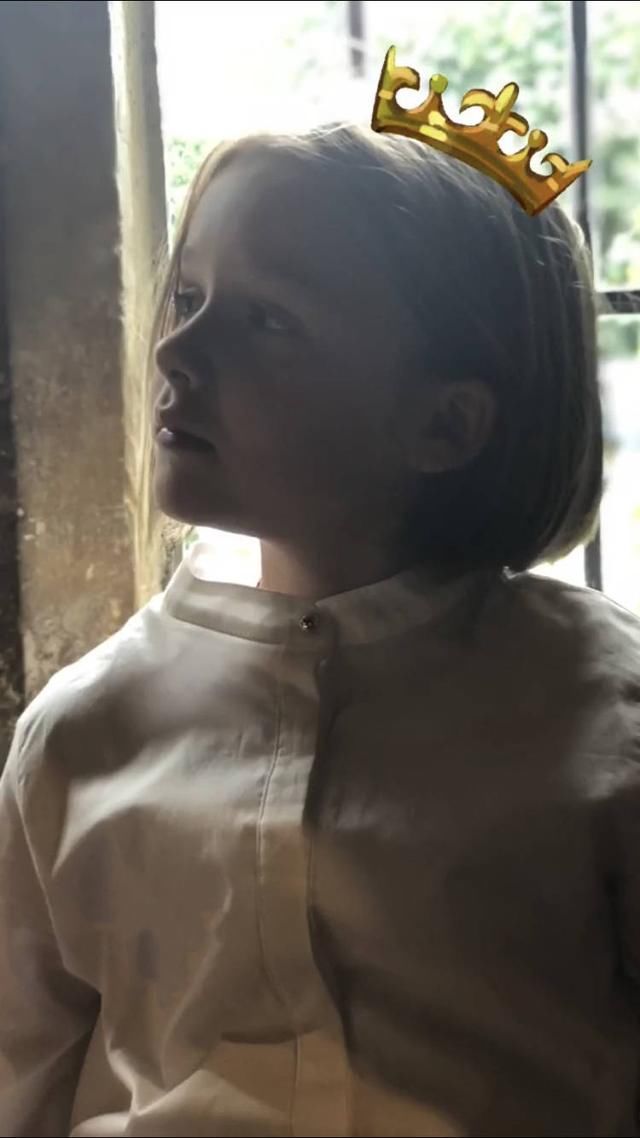 小七终于剪头发了！贝嫂同款经典Bob头发型，侧颜简直是v妈翻版！