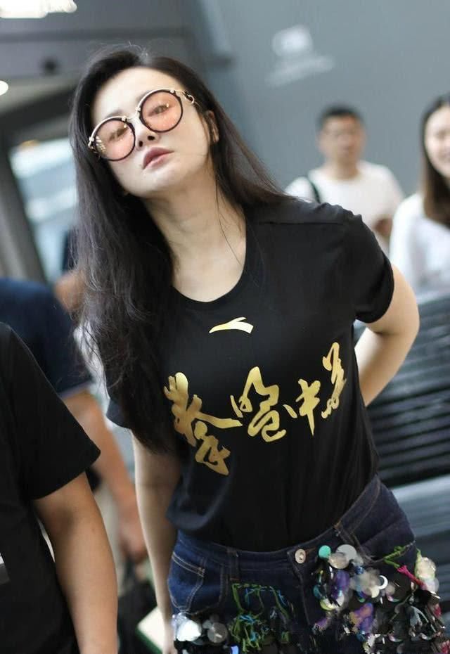 冉莹颖又搞事情!穿条鱼鳞裤也敢去机场,网友:得亏你老公是拳王