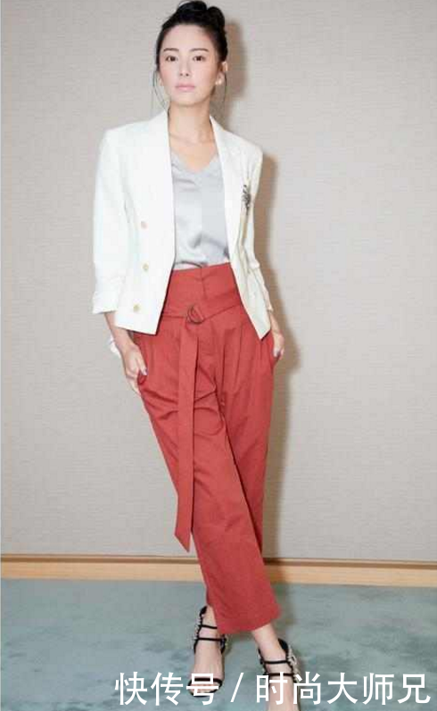 张雨绮胆真大! 穿热裤却坐一张透明椅子, 网友: 腿都拧成麻花了!