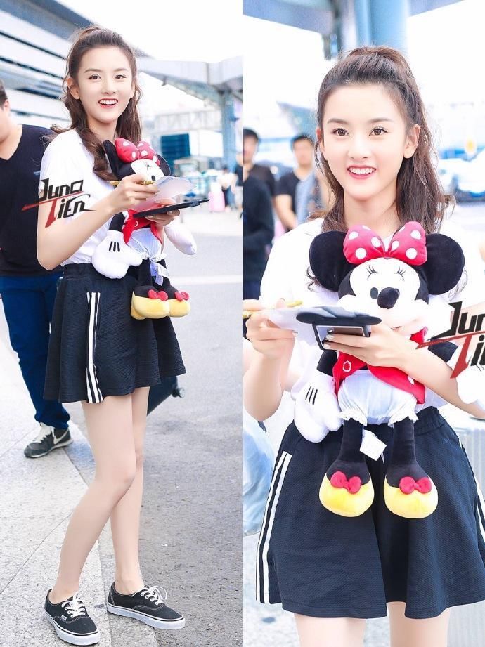 20岁宋祖儿和19岁杨超越同秀美腿，网友:这差距可不止一岁!