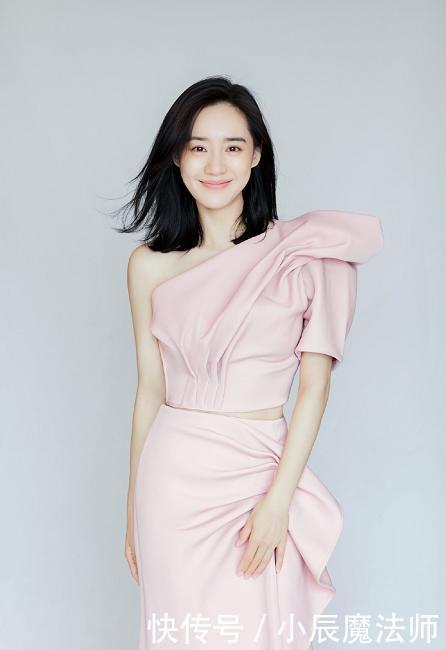 【穿在身上】王智美得清新脱俗,穿条纹衬衫搭配牛仔短裤,美成初恋女友