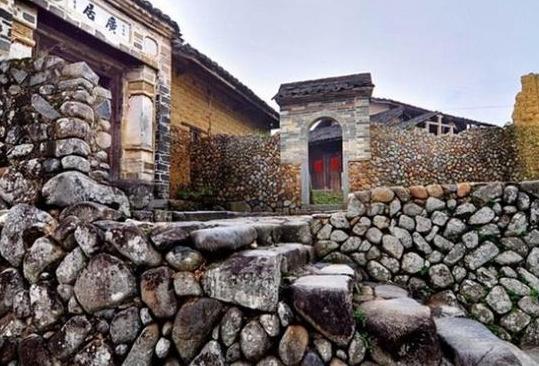 福建因电影闻名的村子,村里一棵“千年古树”,需十人才能围住