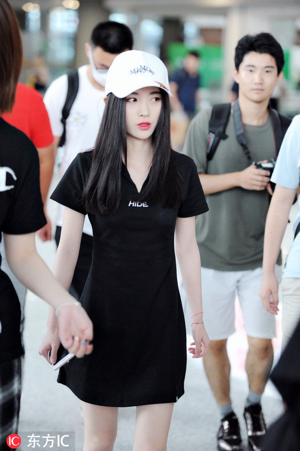 鞠婧祎柳腰纤细轻盈，皮肤细腻清透，仿佛漫画里的美少女