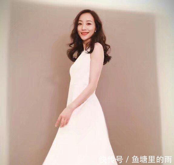 韩雪身穿开叉裙大秀美腿, 网友 不怕走光吗