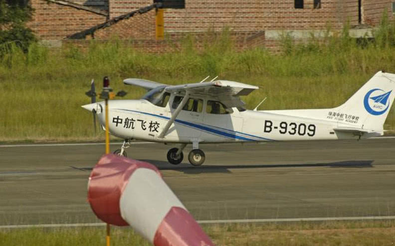 广西第一座“倒闭”的机场，建的太偏僻没人愿来，居民宁愿坐高铁