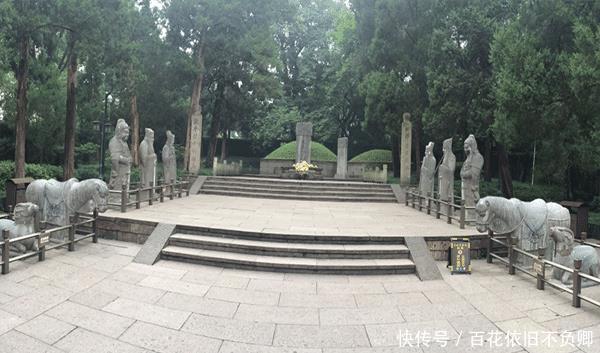 『秦桧』岳飞含冤而死,罪魁五人墓前永跪赎罪,为何后来少了一人