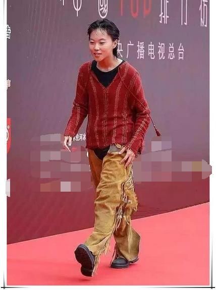 窦靖童又刷三观！这么大胆的裤子也敢穿出门，网友：王菲不管管吗