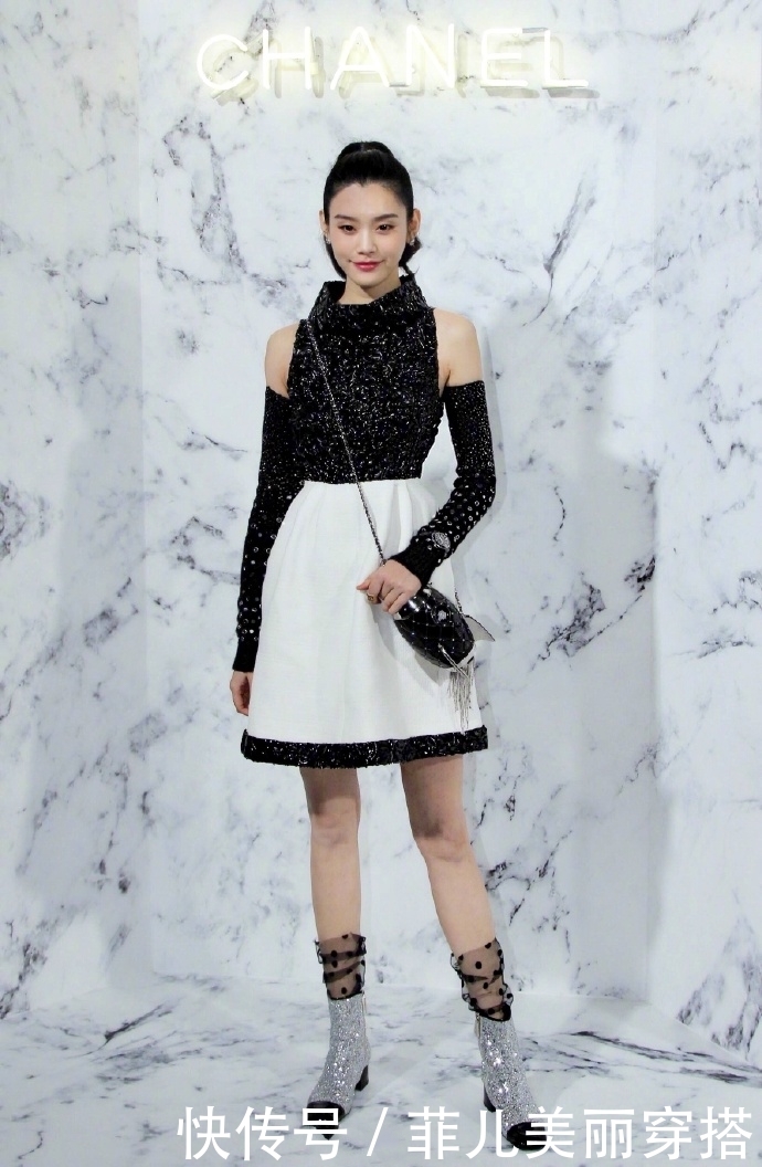 奚梦瑶真省布料！上身穿件内衣就敢去逛机场，网友：没点安全感！