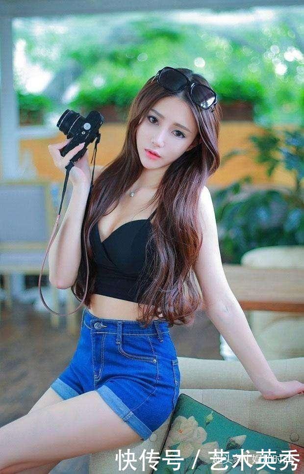 时尚街拍：女人都喜欢穿紧身热裤，但这么美的一般人遇不到！