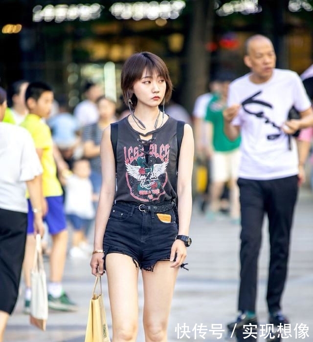  『婉约』路人街拍,小姐姐白T恤搭配紧身牛仔裤,很是婉约动人