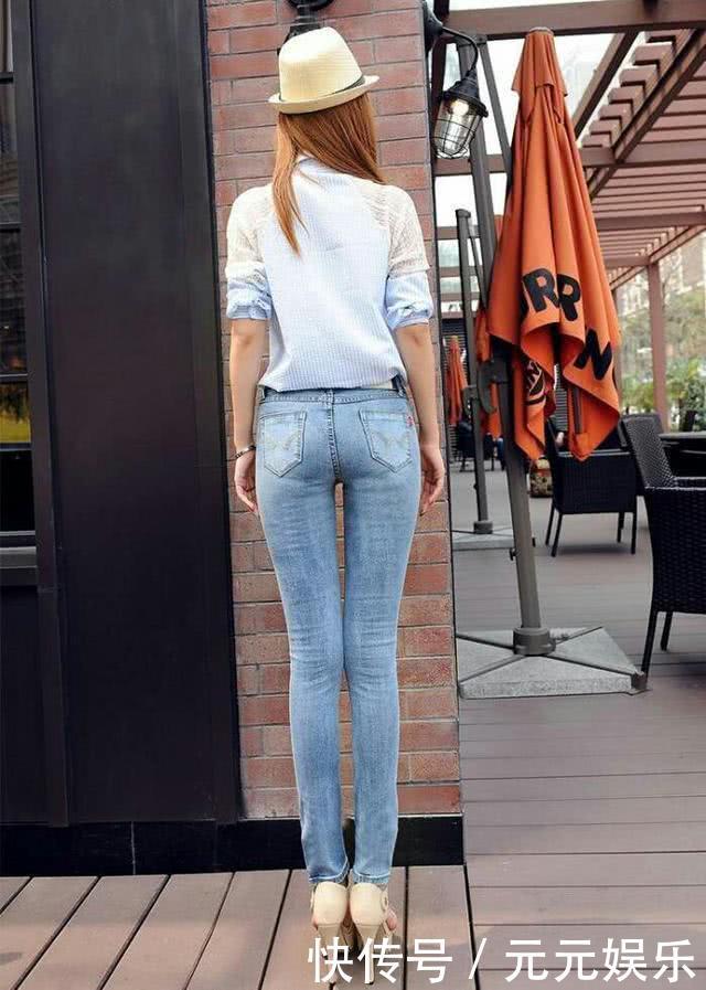 优雅大方的小姐姐身穿紧身牛仔裤，搭配上紧身衣，尽显迷人的曼妙
