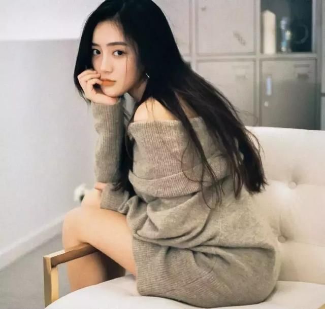 《小美好》沈月的学霸闺蜜今穿黑色针织衫似没穿短裤还没打底裤长
