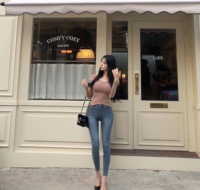 气质|紧身牛仔裤让人释放出美丽的女神气质, 展现出女性圆润的身材曲线