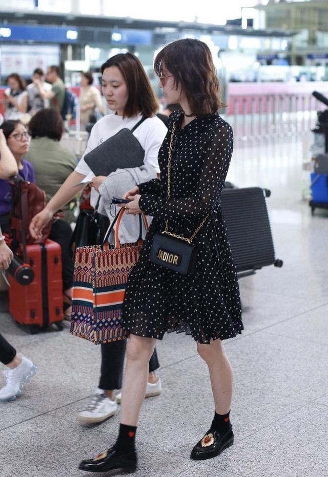 王丽坤剪了短发，穿上黑色波点裙走机场，网友：真的只有33岁吗？