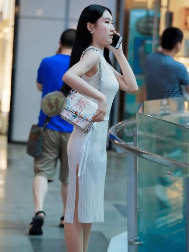  「设计」秘书表姐穿开衩裙，太美了，这让她备受宠爱