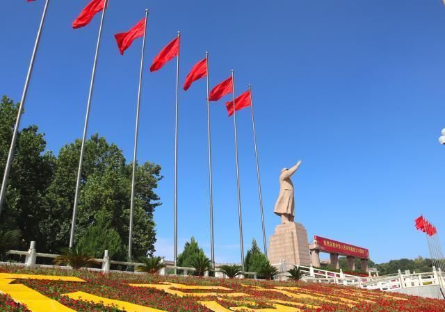 喀什人民广场,毛主席塑像为中心建筑,全疆唯一