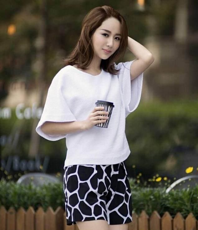 看了杨紫穿短裤，再看宋妍霏穿短裙，真想对张一山说一句:有眼光