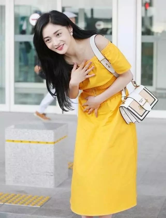 周洁琼弯腰手按胸口上防走光，网友:不捂着也没什么看头!