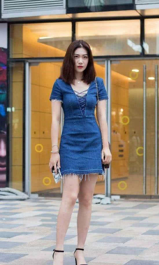 街拍：清新简约的小姐姐，穿着非常好看浪漫又甜美！