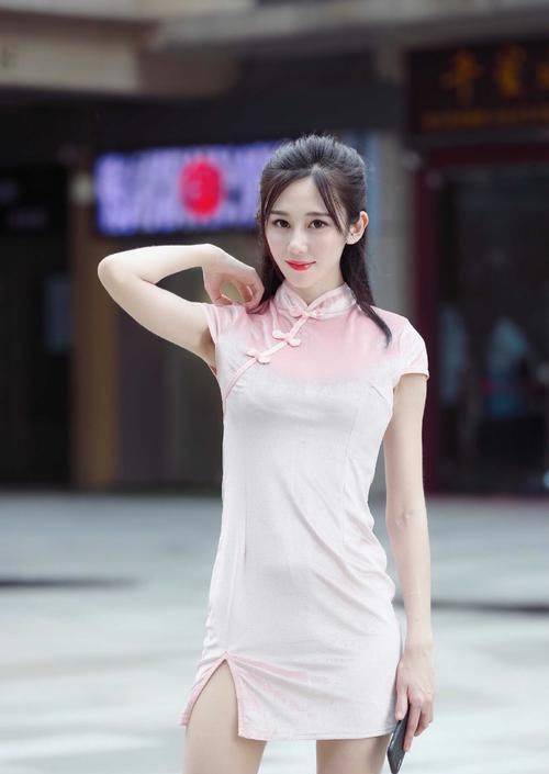  气质|选择简约修身的连衣短裙，耐看塑形，让你的气质更显自信优雅
