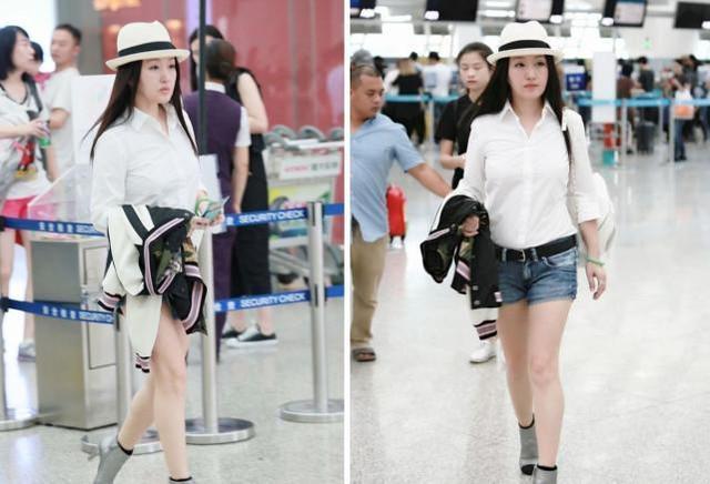 俞飞鸿来机场,又是一身黑的打扮,和同龄的杨钰莹真是两类人!