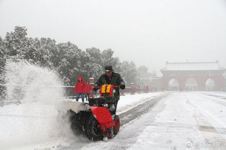 祈年殿银装素裹，上万人进天坛游园赏雪