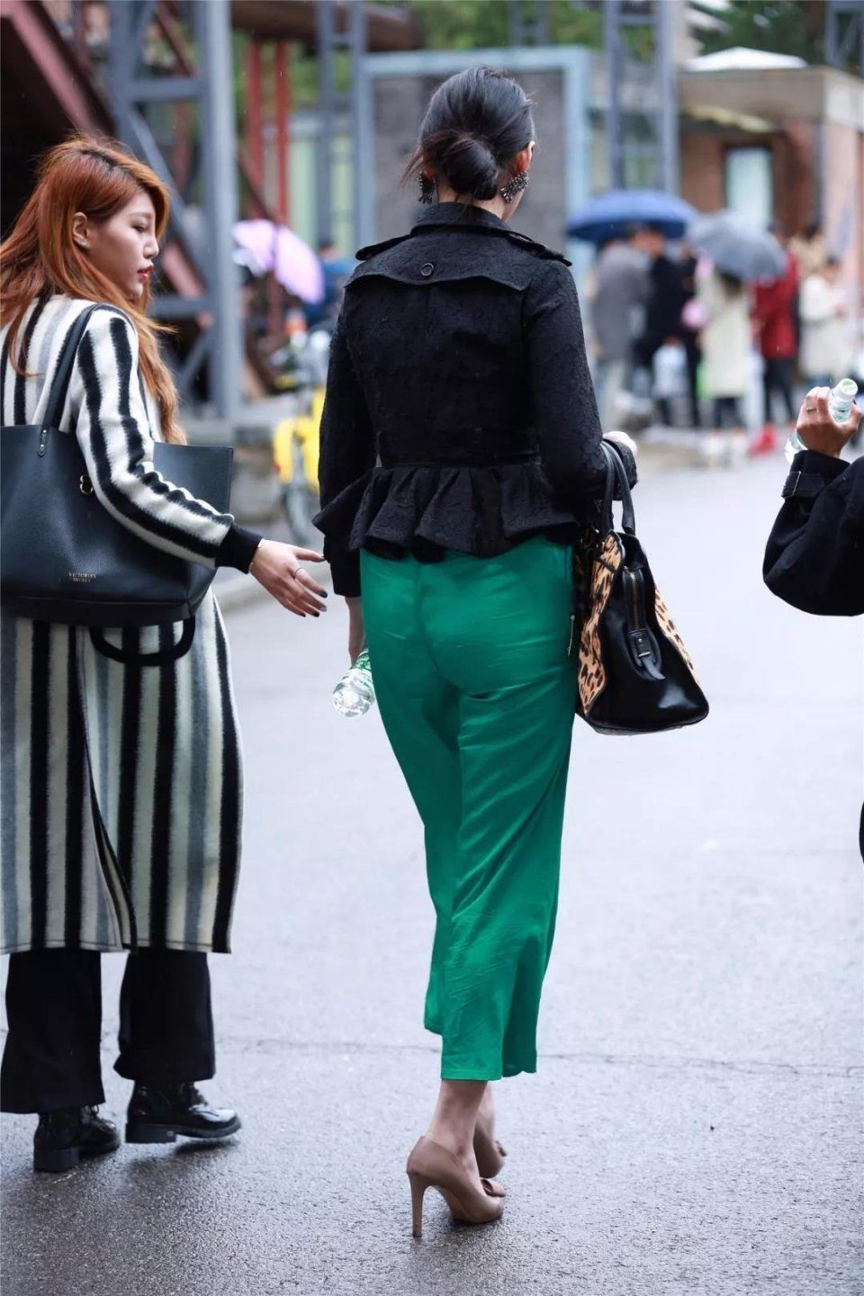 街拍：款步走来，妩媚性感的大高个美女