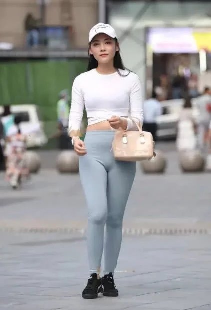 清秀的小姐姐一身紧身运动衣很休闲，弯腰的瞬间展露丰满的曲线