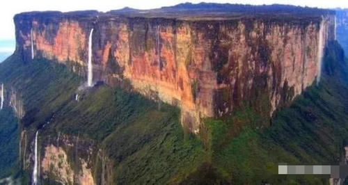 地球最平的山，海拔2800多米，顶峰平如毯，还藏有世界最高瀑布！
