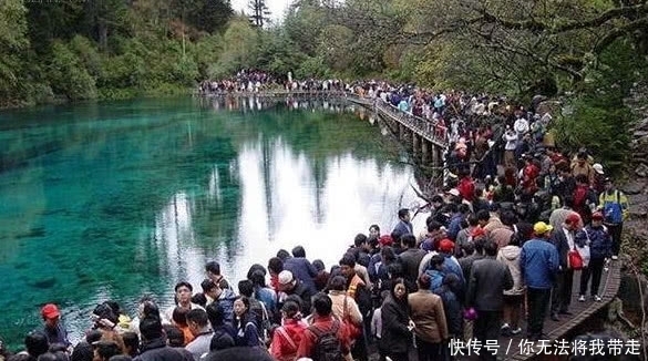 被挤哭！众多热门景区火爆假期，游客直呼：后悔，想回家