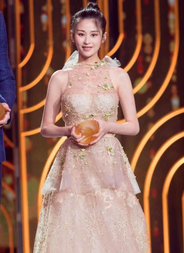 颖儿真敢穿!身穿裸色纱裙，前面只遮住重点，网友:产后身材火辣