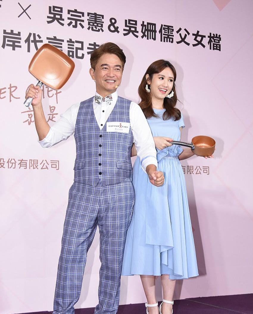 吴宗宪女儿气质真好，穿蓝裙清新优雅，撞衫高圆圆也不输！