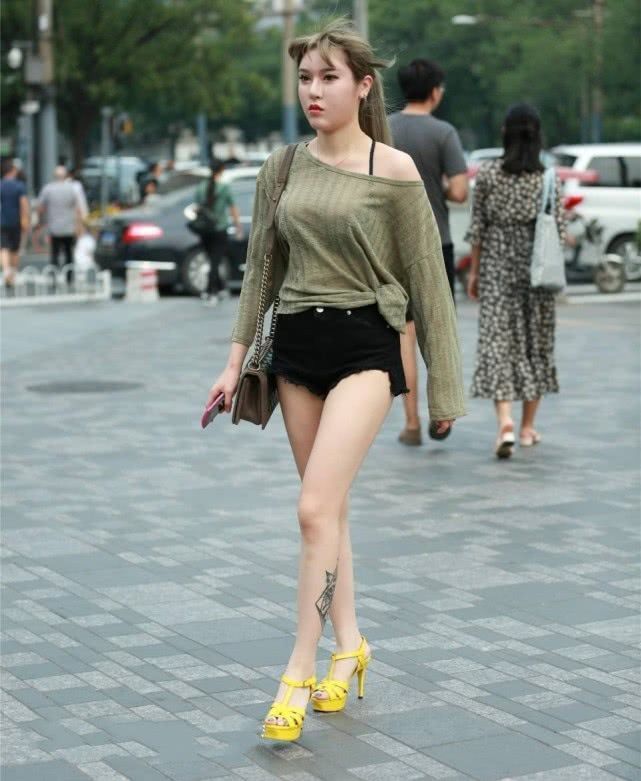 身穿|街拍:长发美女身穿白色连衣裙,气质高雅,显得时尚美丽又大方