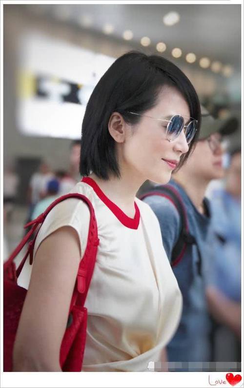 俞飞鸿为显腿长也是拼,牛仔裤提得又高又紧,网友:不怕勒得慌?