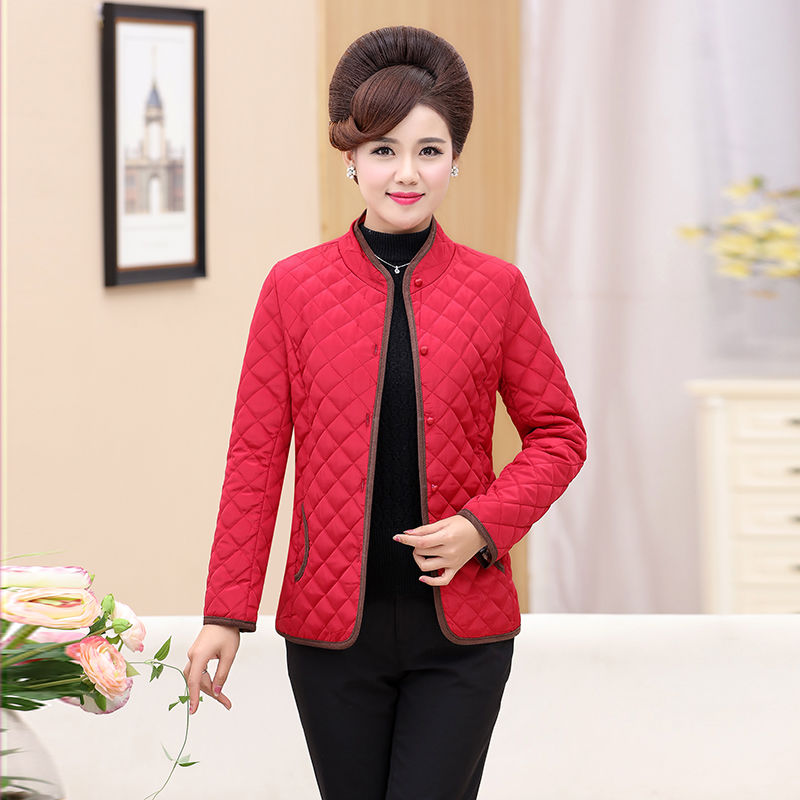 新颖又不贵的秋装妈妈外套，时髦又减龄，穿出时尚感