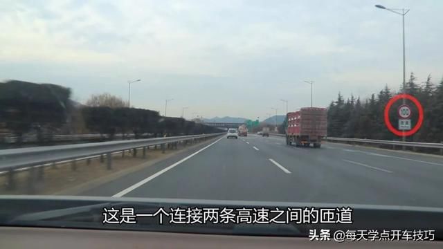 高速公路驾驶技巧，遇到这种情况，一定不要右转，知道的人不多