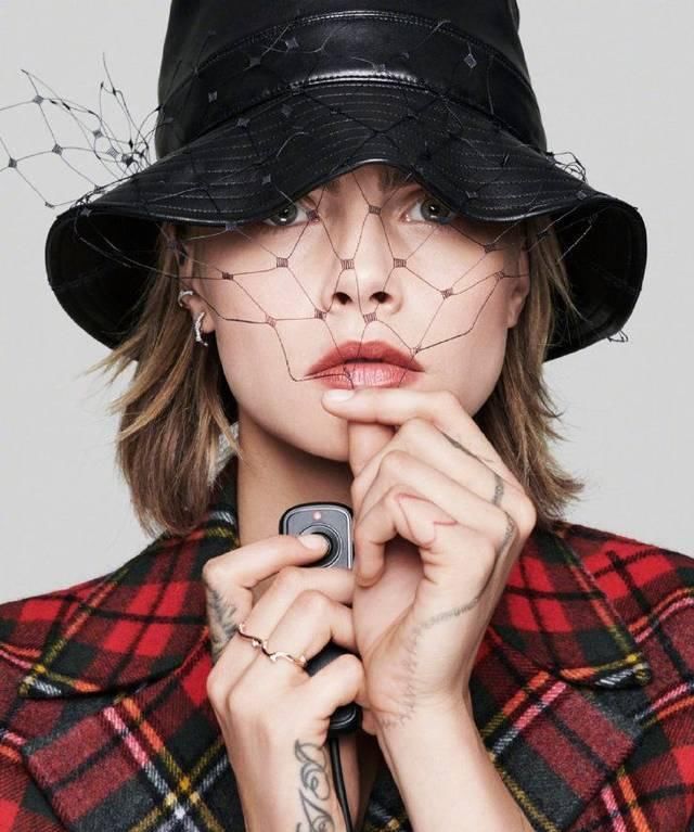  『超模卡抽』CaraDelevingne代言Dior珠宝，不愧是卡抽，帅与性感平衡得刚好！