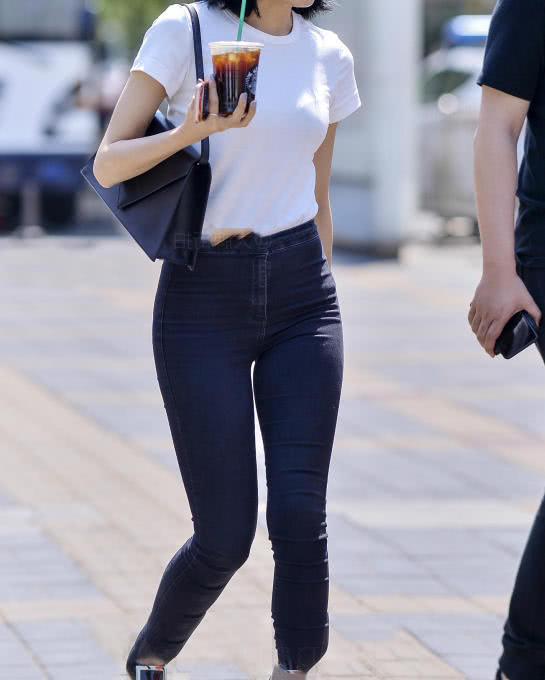 现在紧身裤的小姐姐已经成为了外面的一道迷人的风景线。