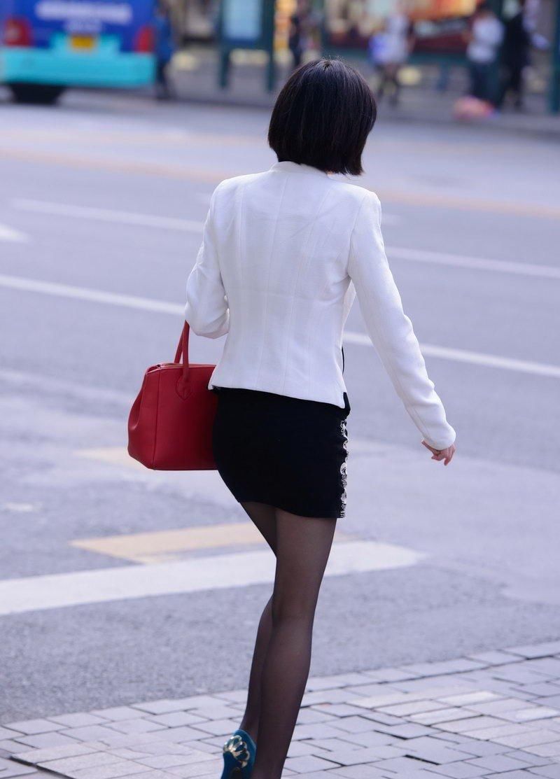 街拍中华路短发黑丝美女，穿职业装尽显熟女气质！