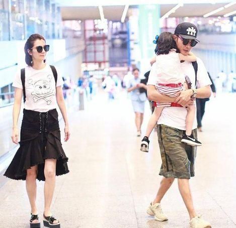 张丹峰一家高调亮相，46岁洪欣嫩成26岁，高颜值女儿大长腿太抢镜