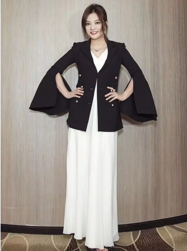 赵薇穿清纯波点白裙下厨房，网友:这波“照骗”摆拍太明显