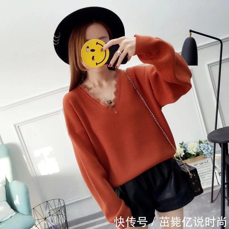 小姨是个时髦精，刚入秋就穿这样的精致小衫，出门走哪都夸衣品好