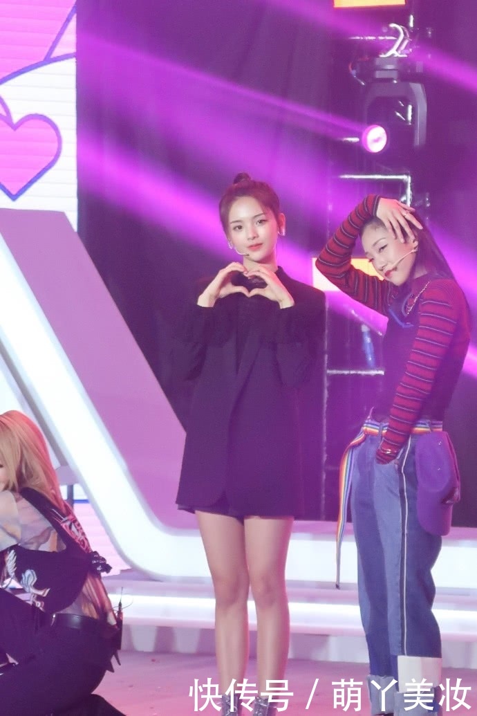 杨超越抹胸裙内穿T恤，却被吐槽“没有腰”网友：还不如不穿！